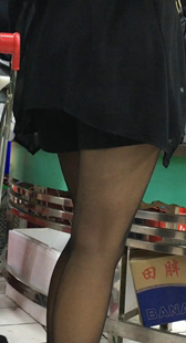 黑色高跟短裤金发丰满少妇