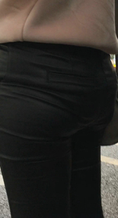 紧身裤性感饱满翘臀美眉