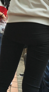 黑色紧身牛仔裤饱满翘臀美眉
