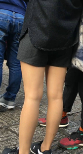 街拍肉色丝袜短裤美眉