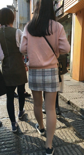 肉色丝袜黑色短裙绿衣清纯妹子