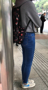 牛仔铅笔裤紧臀学生美眉