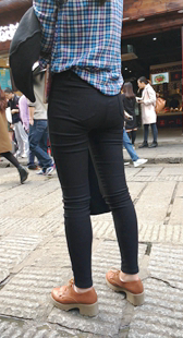 牛仔紧裤性感圆润翘臀美眉