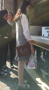 肉色丝袜灰色连衣裙漂亮美女