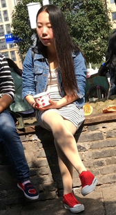 条纹连衣裙肉色丝袜长发小妹