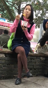 黑色丝袜白点吊带连衣裙美眉