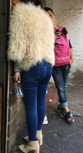 紧绷牛仔裤翘臀少妇