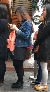 排队的黑白丝袜两个学生