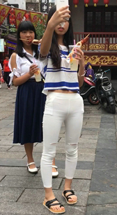 白色紧身裤长发美眉性感翘臀