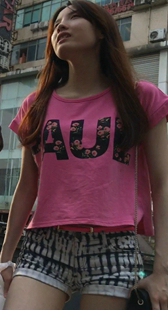 白皙大长腿紧绷短裤圆润翘臀长发美女