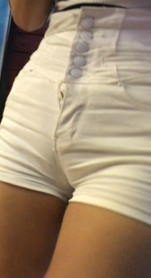 超紧白热裤翘臀勒沟美女