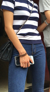 街拍紧身牛仔包臀少妇视频