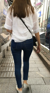 牛仔裤高挑身材饱满翘臀美眉