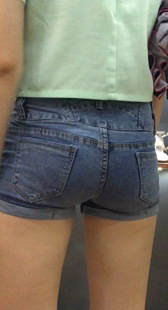 蓝色紧绷短裤极品圆润翘臀妹子