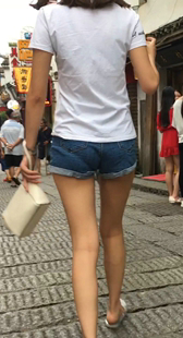 牛仔小短裤极品白皙长腿美眉