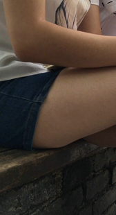 路边休息短裤美腿少女