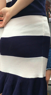 蓝白条纹紧身连衣裙美眉性感饱满丰臀