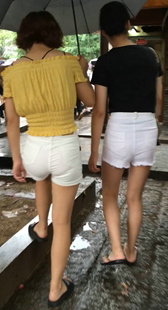 两个白色短裤饱满大臀小妹