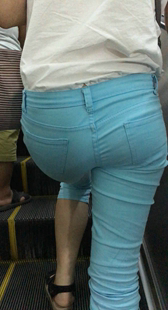 蓝色紧身裤美眉性感饱满丰臀