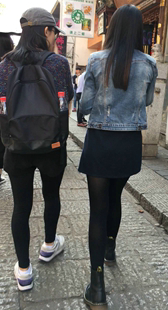 短裙黑丝小骚货