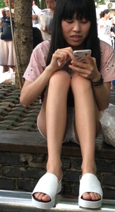 路边休息的白色短裤白皙长腿美眉