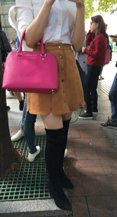 公交站黄裙熟女少妇