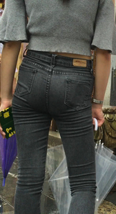 紧绷牛仔裤漂亮美女极品饱满翘臀小妹