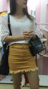 棕色紧身包臀裙美眉性感翘臀