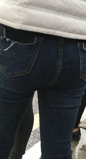 蓝色紧身牛仔裤性感饱满翘臀美眉