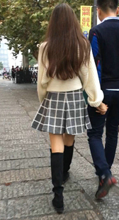 格子短裙长发妹子逛街