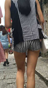 条纹紧绷热裤长腿小圆臀美眉