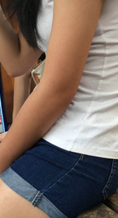 蓝色短裤丰满大腿美眉