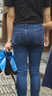 蓝色紧绷牛仔裤极品圆润翘臀美眉