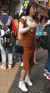 紧身长裙肉色丝袜漂亮美眉