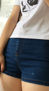 紧绷牛仔短裤美眉前三角