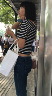 等公交紧身牛仔少妇