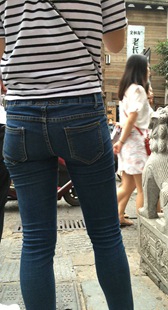紧身包臀牛仔裤小妹