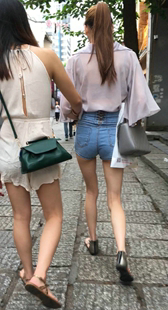 紧身短裤美眉白皙长腿翘臀