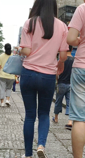 牛仔裤饱满圆臀美眉