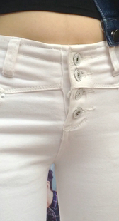 清秀的紧身白裤长发美女第一季