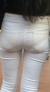 清秀的紧身白裤长发美女第二季