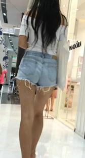 牛仔热裤长发美眉