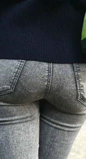 公交站超紧灰牛仔少女