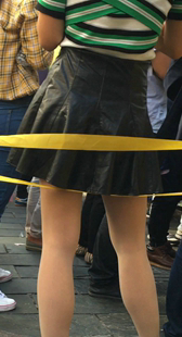 皮短裙肉色丝袜笔直美腿高跟美眉