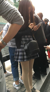 蓝色短裙肉色丝袜笔直美腿美女