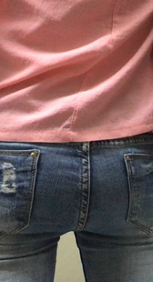 蓝色紧身牛仔裤美眉