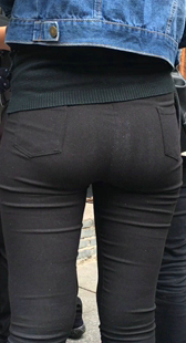 黑色紧身打底裤饱满圆润美眉