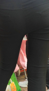 黑色紧身裤翘臀妹子