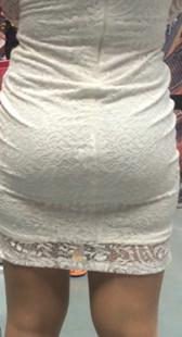 白色连衣裙翘臀女人