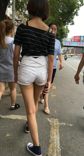 白色高腰紧身短裤美眉性感圆润翘臀